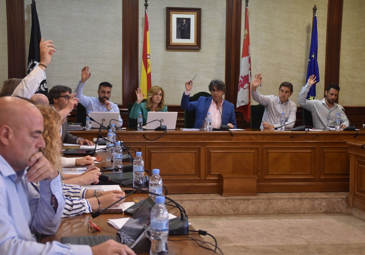 Imagen de una votación en el último pleno celebrado en Béjar a finales de mayo.