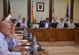 Imagen de una votación en el último pleno celebrado en Béjar a finales de mayo.