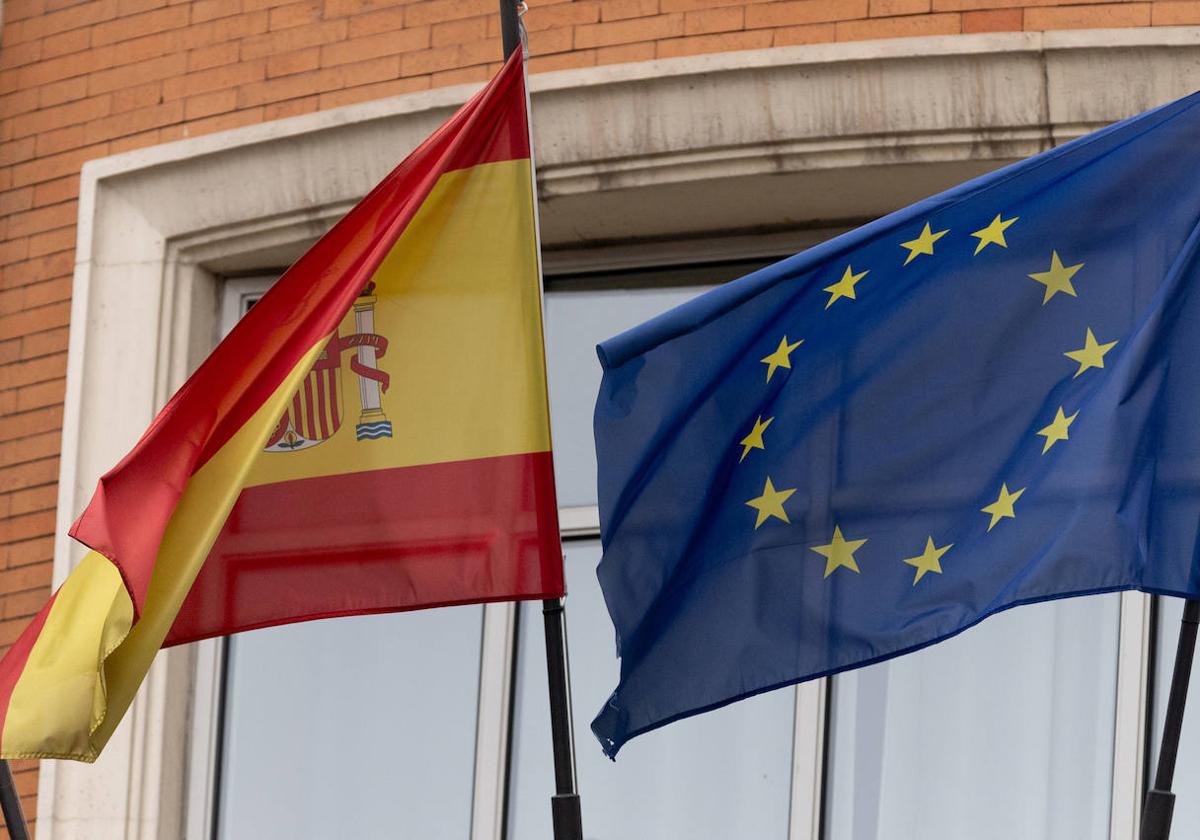 Las banderas de España y de la Unión Europea.