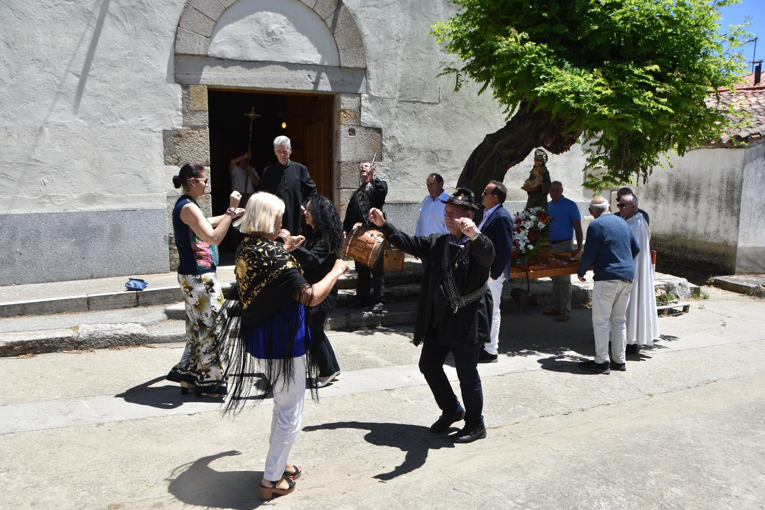 Cánticos y bailes para honrar a San Antonio en Beleña