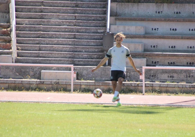 Poveda tocando balón durante el entrenamiento de este jueves.