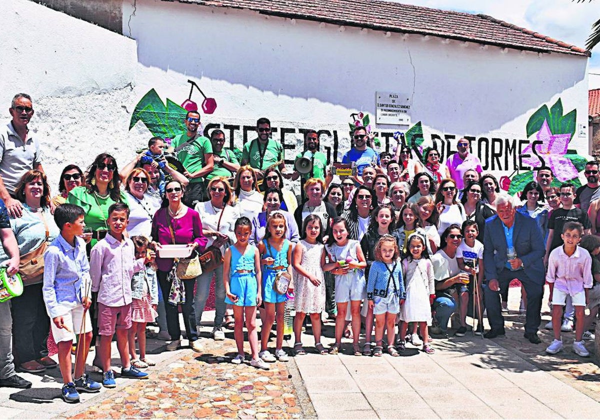 Vecinos de todas las edades degustan cada año las tradicionales cerezas en memoria de Los Guinderos.