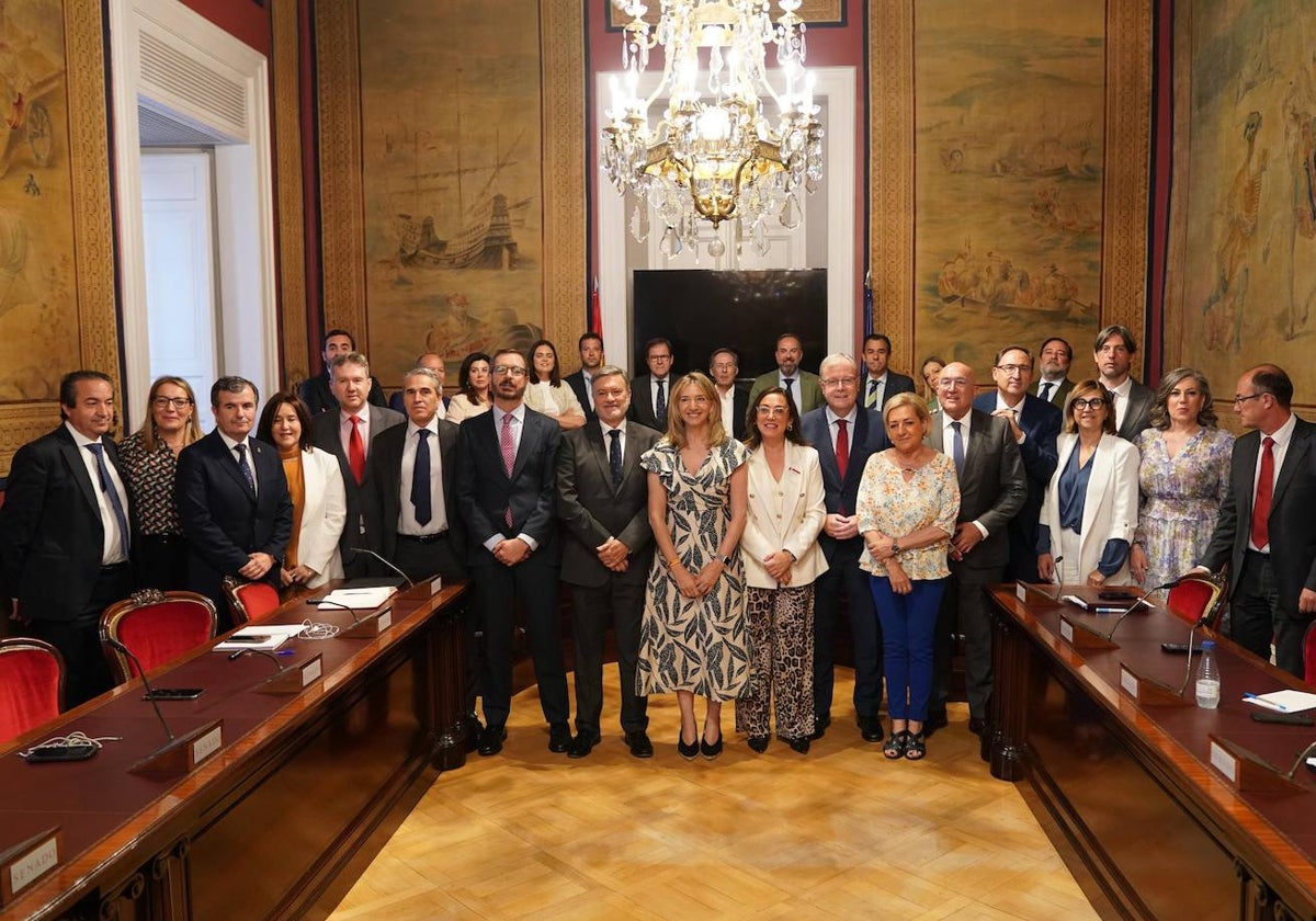 Alicia García, junto a la consejera María González Corral y el resto de asistentes a la reunión.