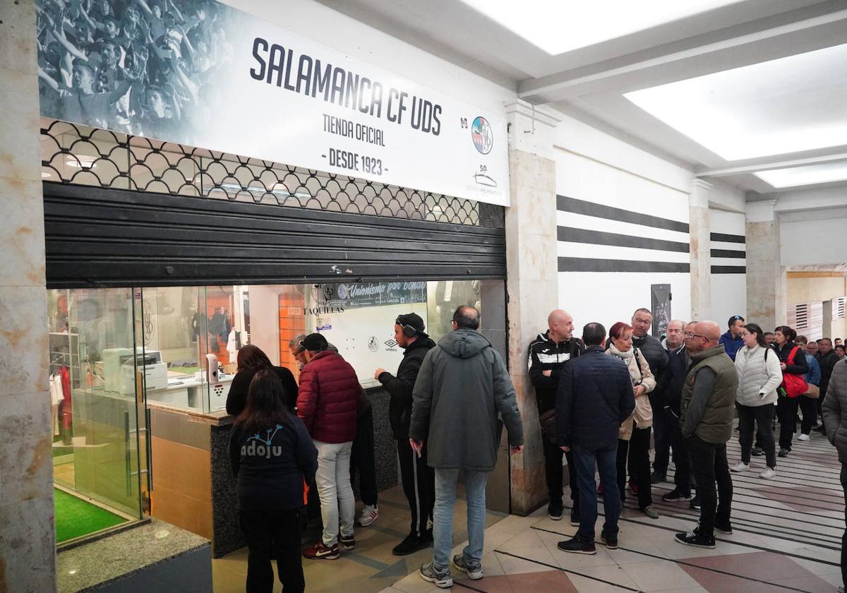 Colas para adquirir las entradas frente al Atlético Tordesillas.