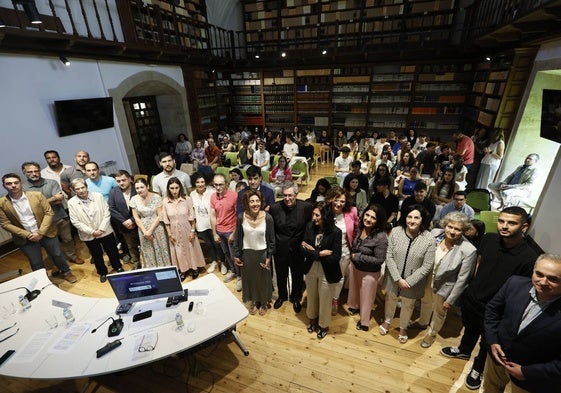 Profesores, escolares y representantes de ONG y de la Universidad Pontificia.