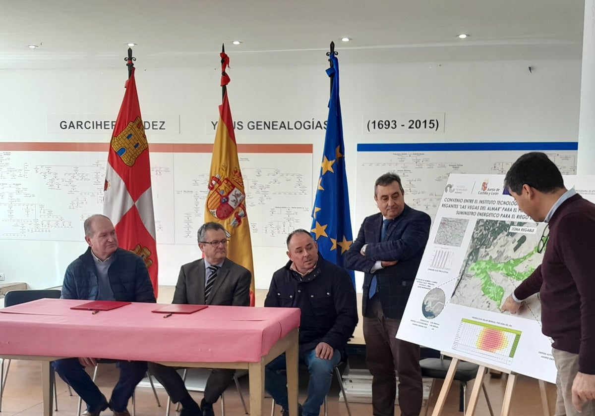 Firma del convenio entre la Consejería de Agricultura y la  comunidad de regantes en marzo de 2023.