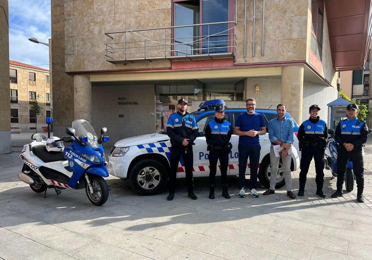 Agentes de la Policía Local de Villamayor, junto a parte de la corporación municipal.