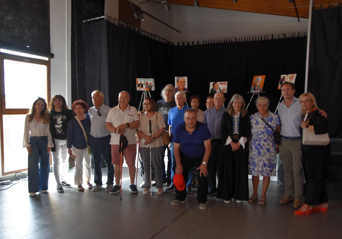 La diputada Eva Picado y el regidor Enrique García, junto a protagonistas de la muestra.