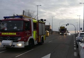 Dos camiones de Bomberos circulan por la capital.