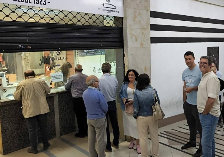 Aficionados del Salamanca UDS hacen cola en la boutique.