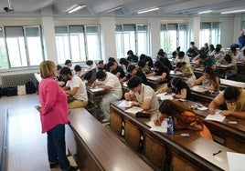 Varios alumnos hacen un examen de la EBAU.