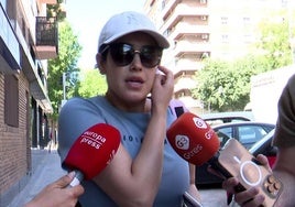 Gabriela Guillén, responde a las preguntas de los medios.