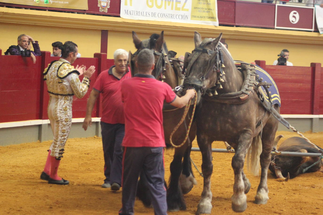 La corrida de toros benéfica en favor de la princesa guerrera, en imágenes