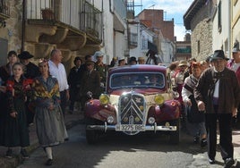 El pueblo acompaña al coche real hasta la plaza de Villarino de los Aires