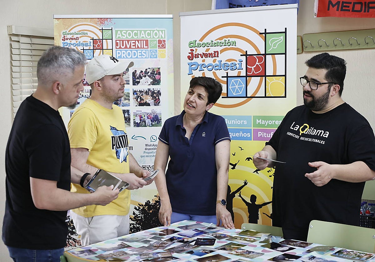 Rodrigo Hernández, Sergio Molero, Pasión Nieto y Miguel Ángel Sánchez, los monitores de diferentes etapas comentan fotos antiguas.