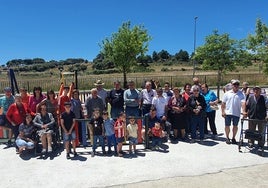 Imagen de vecinos de La Cabeza con el diputado, el alcalde y los concejales en el nuevo parque infantil