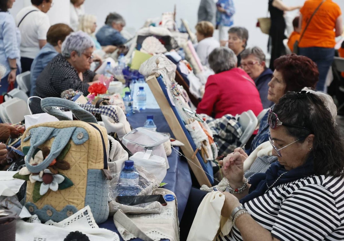 Un arte más allá de las puntillas: así ha sido el encuentro de bolillos por San Juan