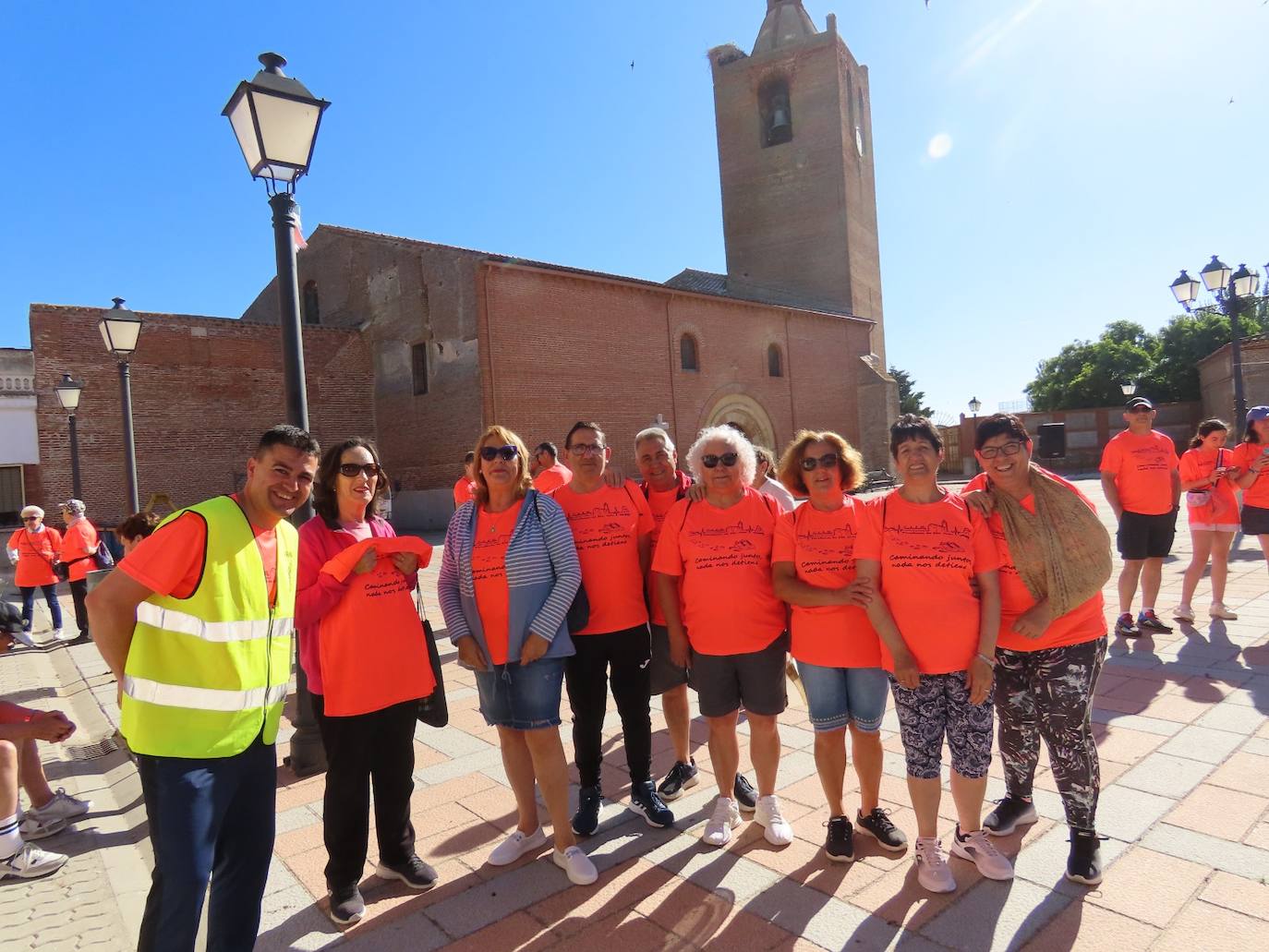 Imagen secundaria 1 - Casi 700 personas se suman al paseo solidario a favor de Aspas en Paradinas de San Juan