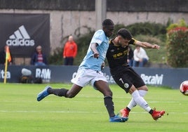 Alvarito forcejea con el local Ju durante el choque de este domingo en Barreiro.