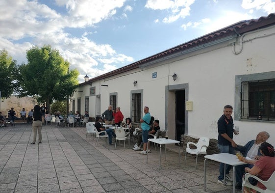 Plaza de Guijo de Ávila, con más población de la habitual por las fiestas del pueblo.