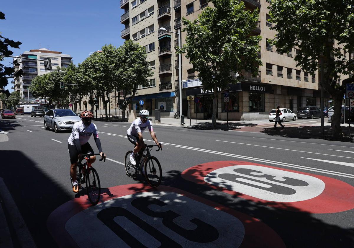 Ciclistas circulan por la Avenida de Mirat, a la altura de la Plaza de Gabriel y Galán, donde acaba la Zona 20 ciclista.