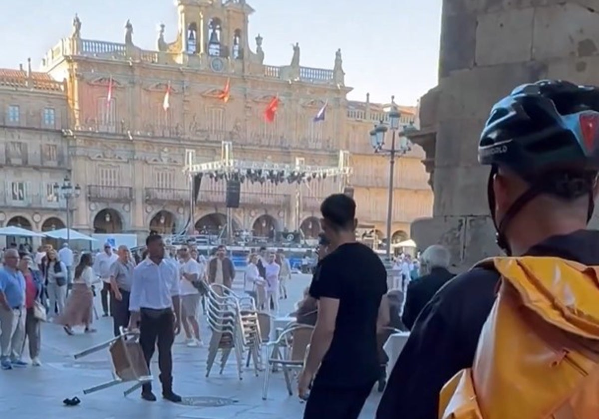 El camarero intenta defenderse del atacante con una silla en la Plaza Mayor.