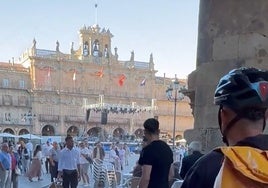 El camarero intenta defenderse del atacante con una silla en la Plaza Mayor.