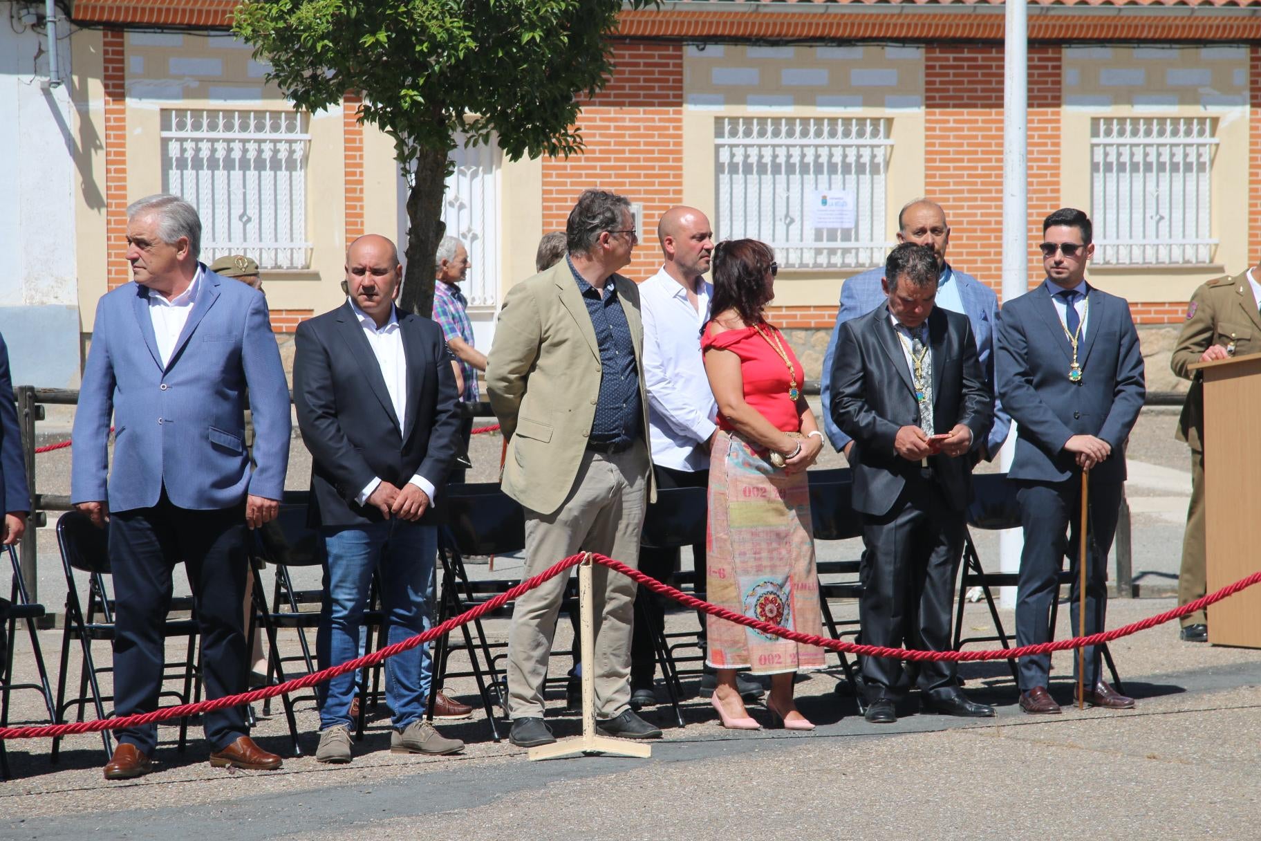 Todos al pie de la bandera en La Vellés