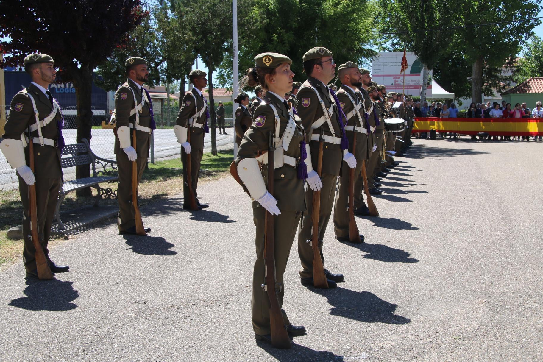 Todos al pie de la bandera en La Vellés