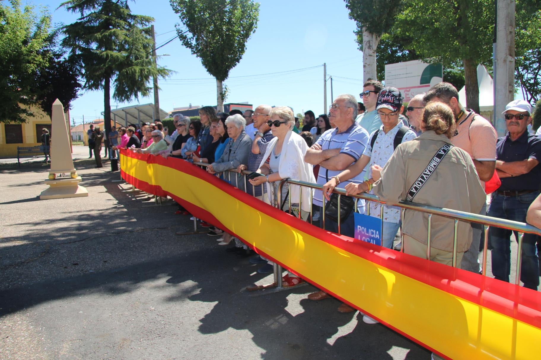 Todos al pie de la bandera en La Vellés