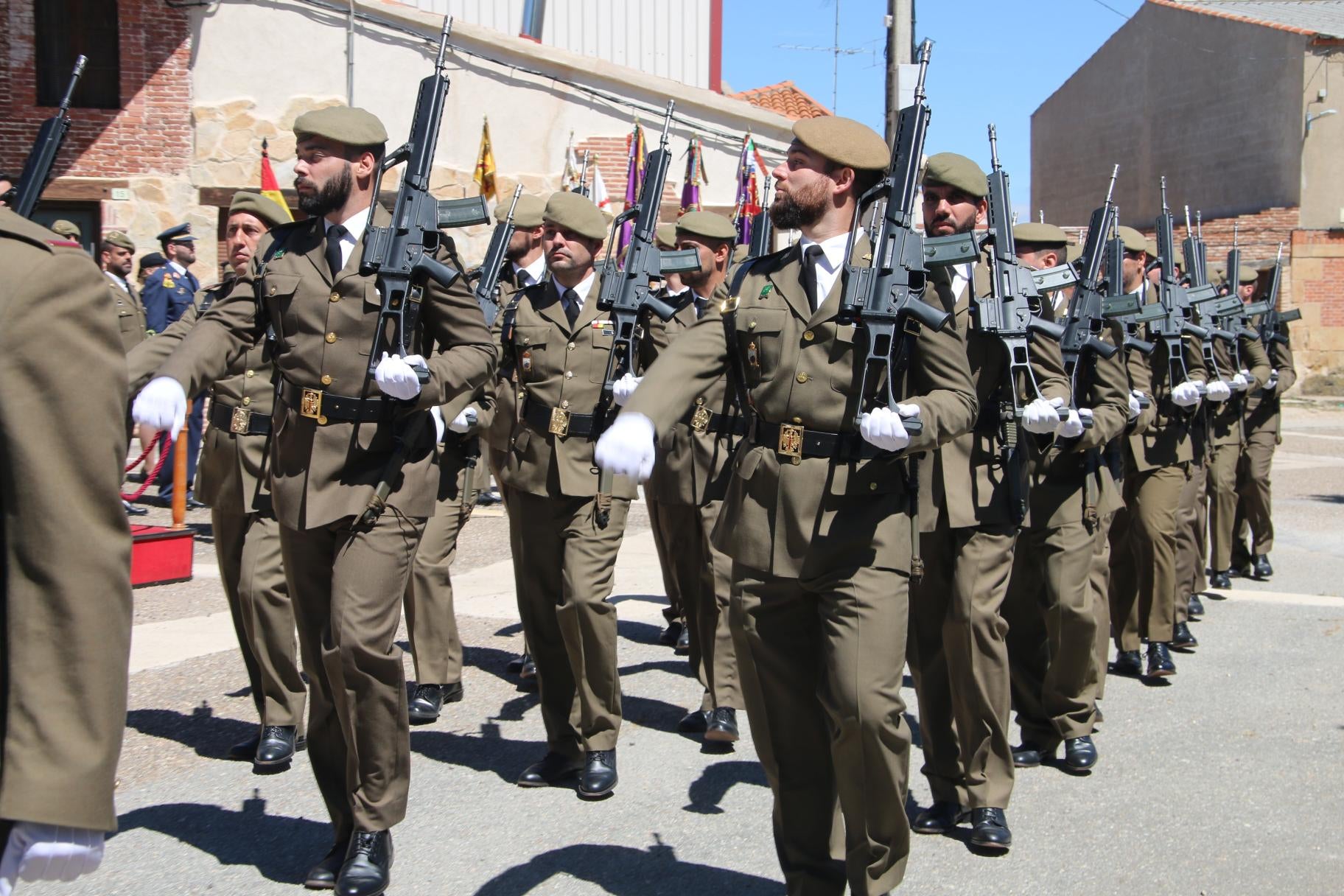 Todos al pie de la bandera en La Vellés