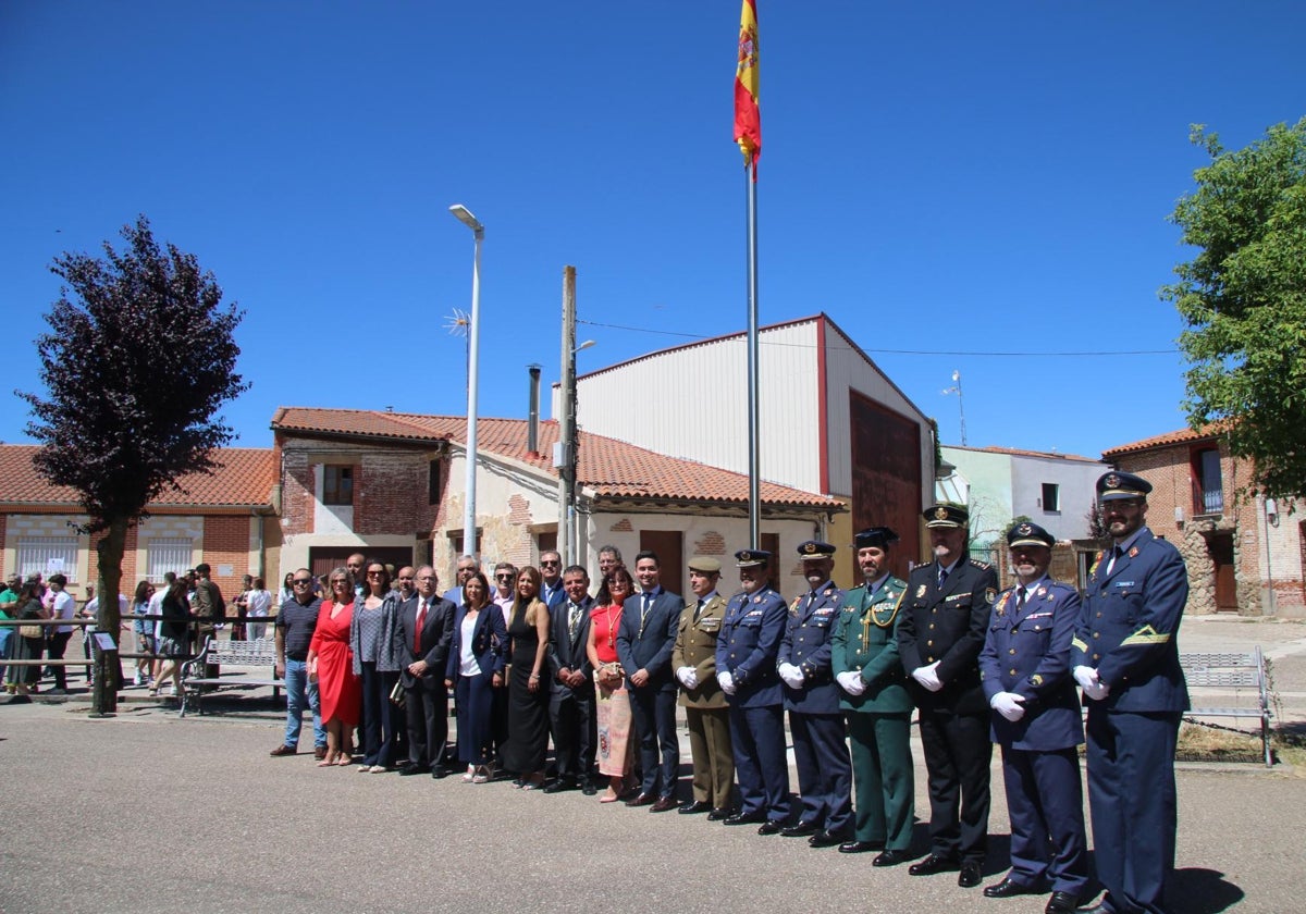 Todos al pie de la bandera en La Vellés