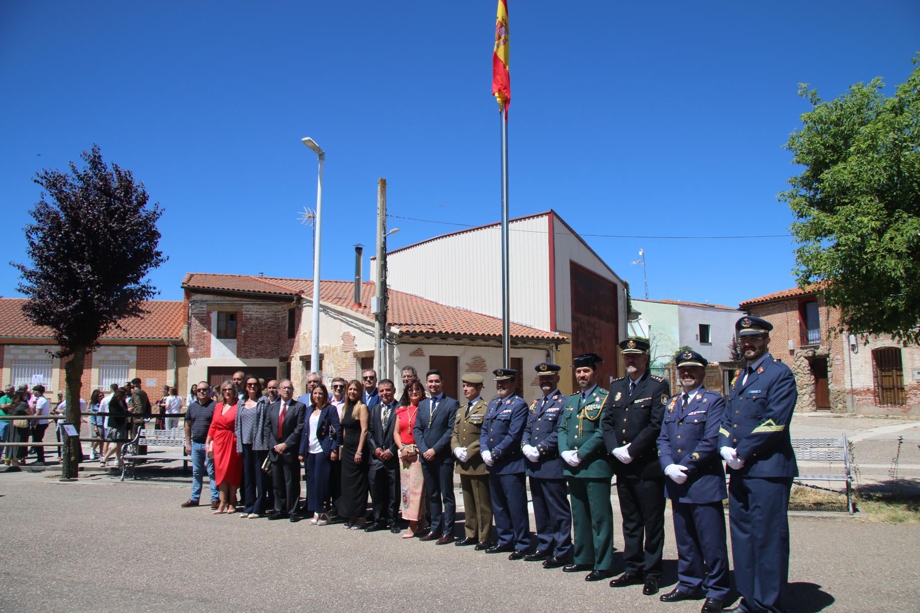 Todos al pie de la bandera en La Vellés