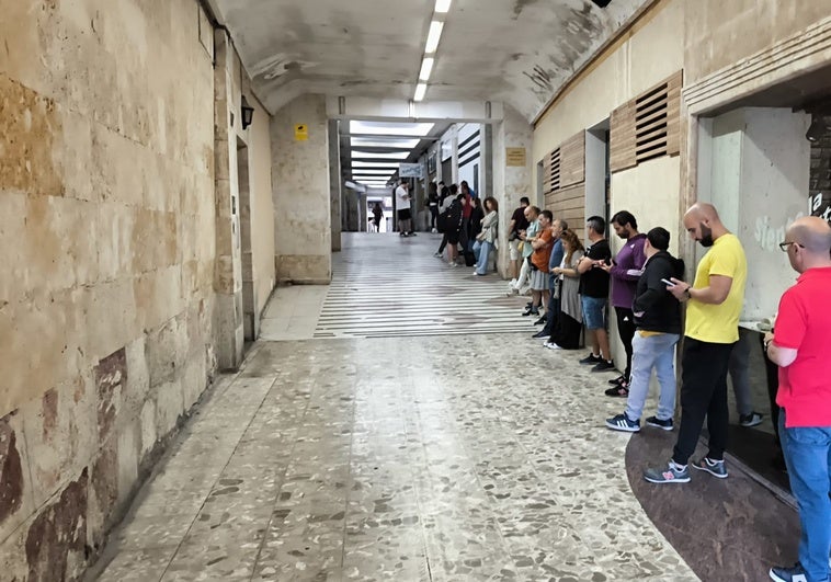 Los primeros aficionados en la cola, esperando la apertura de la Boutique.