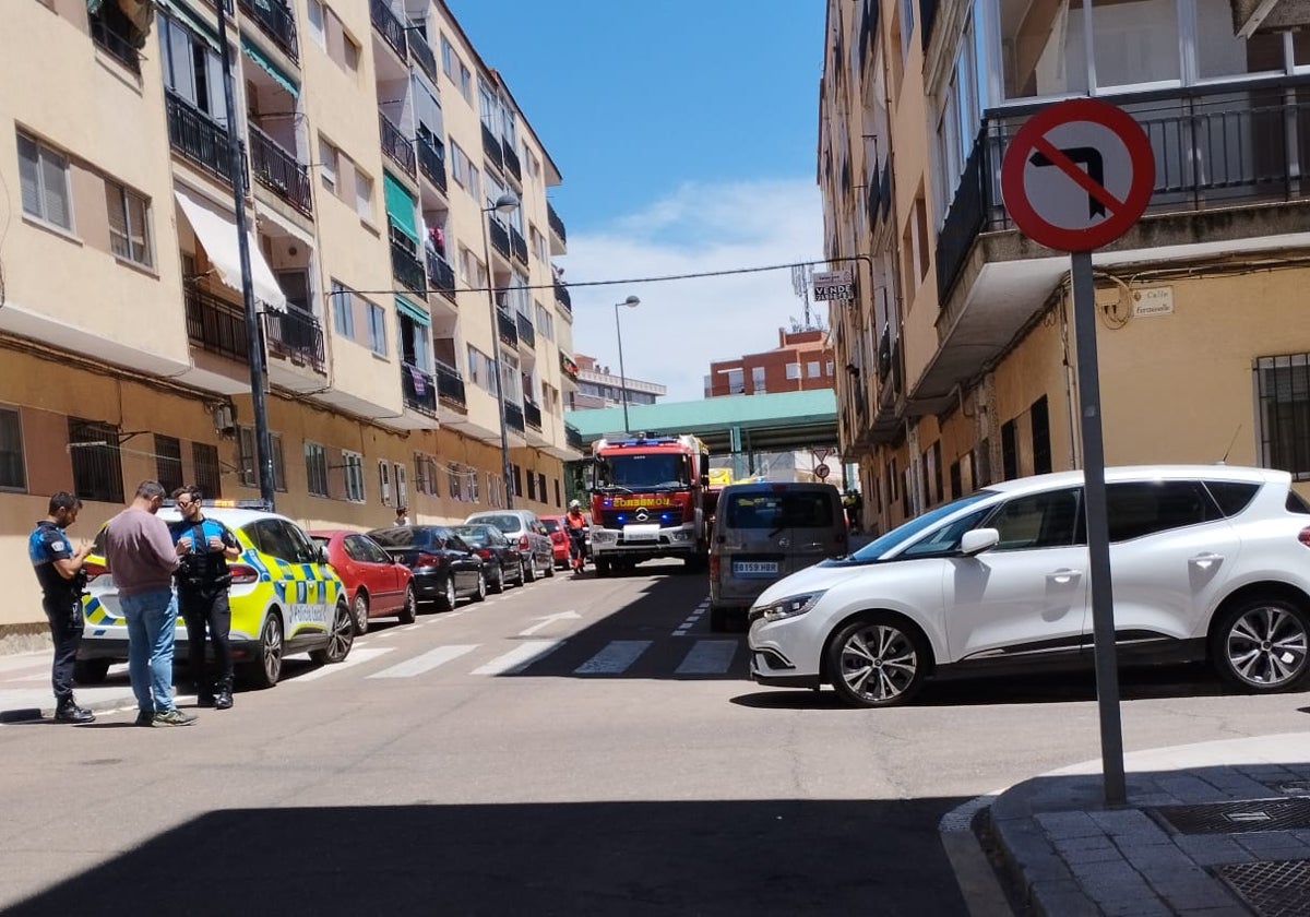 Agentes de la Policía Local y los Bomberos de Salamanca en el incendio de la calle Nava del Rey.