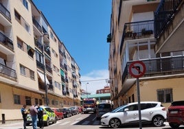 Agentes de la Policía Local y los Bomberos de Salamanca en el incendio de la calle Nava del Rey.