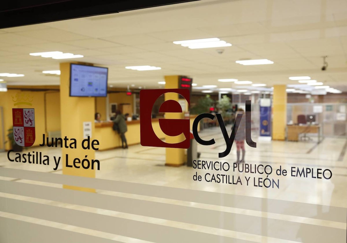 Entrada a una de las oficinas del Ecyl de Salamanca.