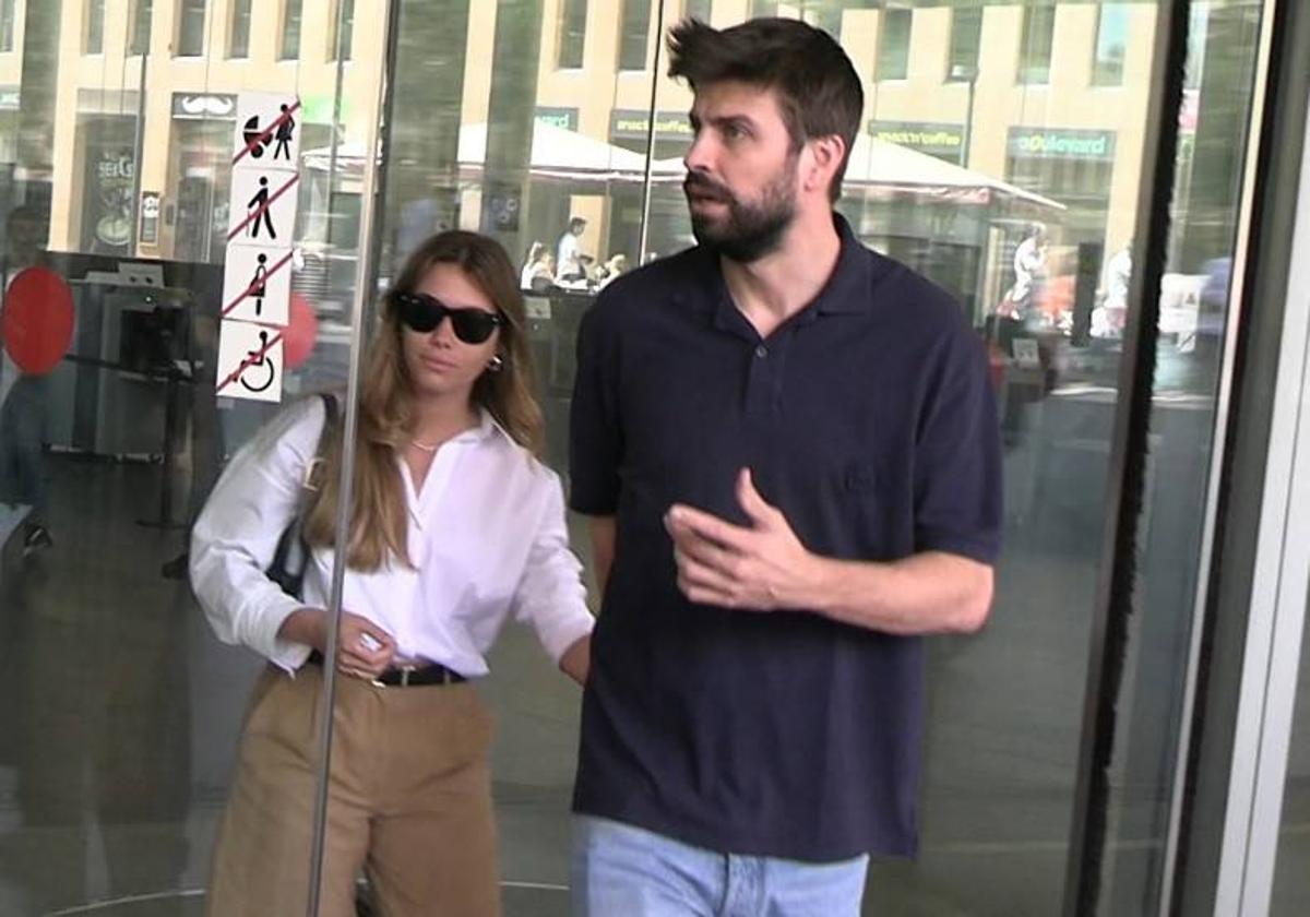 Gerard Piqué y Clara Chía a su salida del juicio de la joven contra el fotógrafo Jordi Martín.