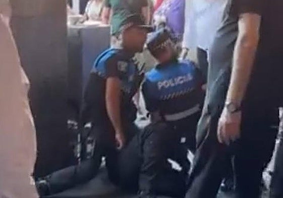 Los agentes de la Policía Local reducen al hombre en la Plaza Mayor.