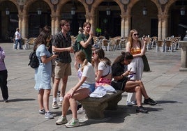 Imagen de Turistas en la Plaza Mayor sobrellevando un día especialmente caluroso.