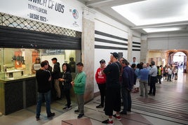 Aficionados haciendo cola en la Boutique estos días.