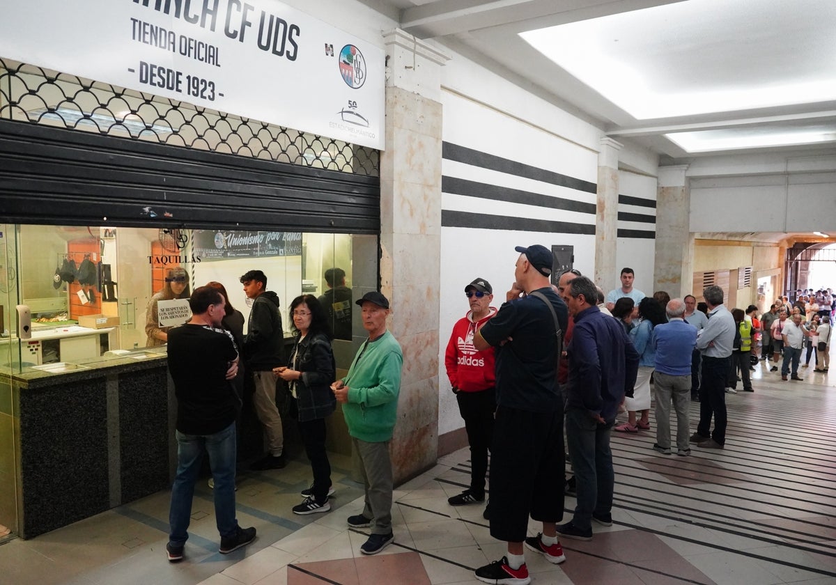 Aficionados haciendo cola en la Boutique estos días.