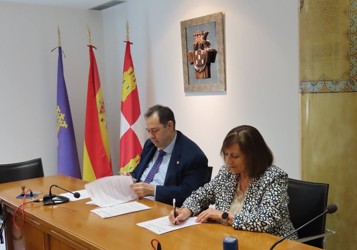 Benjamín Crespo y Carmen Ávila firman el convenio.