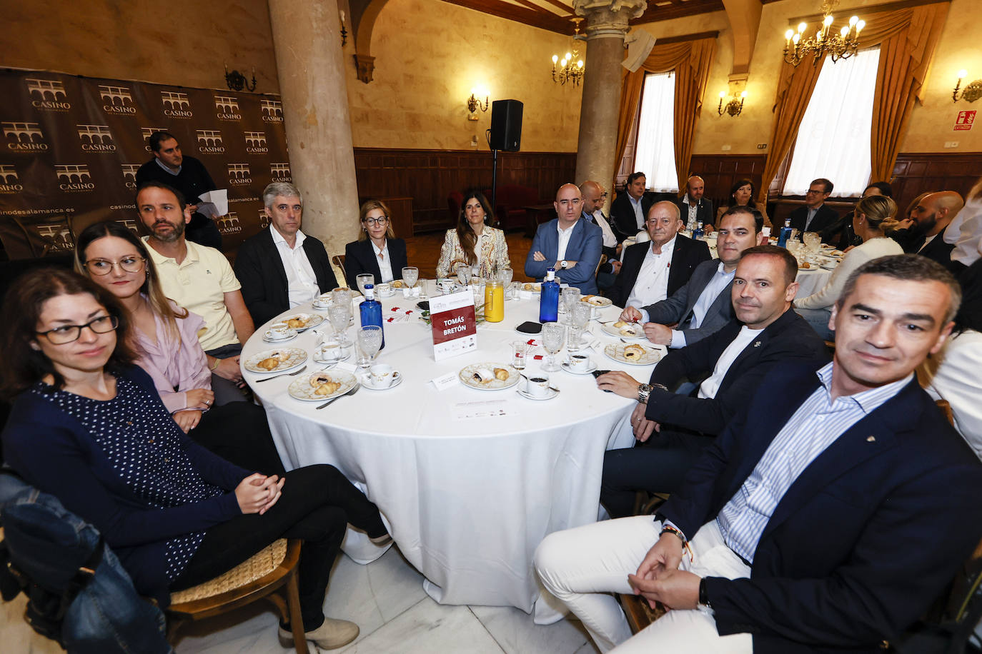 Serafina Ramos, Cristina Gracia y Ángel de Arriba (Maxam), Francisco García (Hotel 4 Calzadas), Marta Civas (Cámara de Comercio), Chabela de la Torre (IME), Ignacio Santamartina (Berkeley Minera España), José Herrero (Lavabar), Jesús Ferri (Ferri e hijos), y Rubén Hernández y Jesús Luis de San Antonio (Grupo Nani).