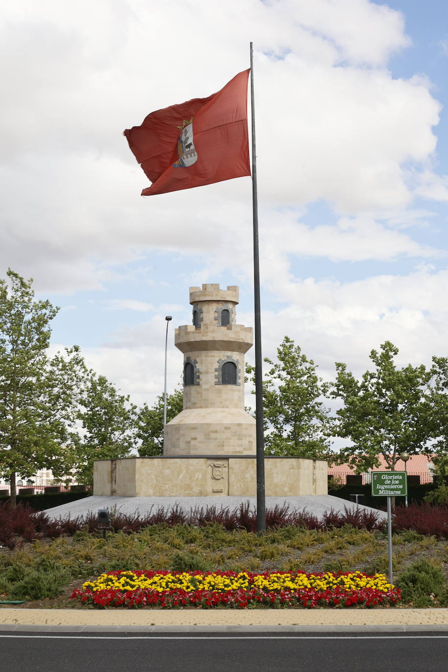 Imagen secundaria 2 - Cuatro banderas de España: esta es la rotonda más patriótica de toda Salamanca