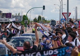 Recibimiento al equipo la pasada temporada contra el Sant Andreu.