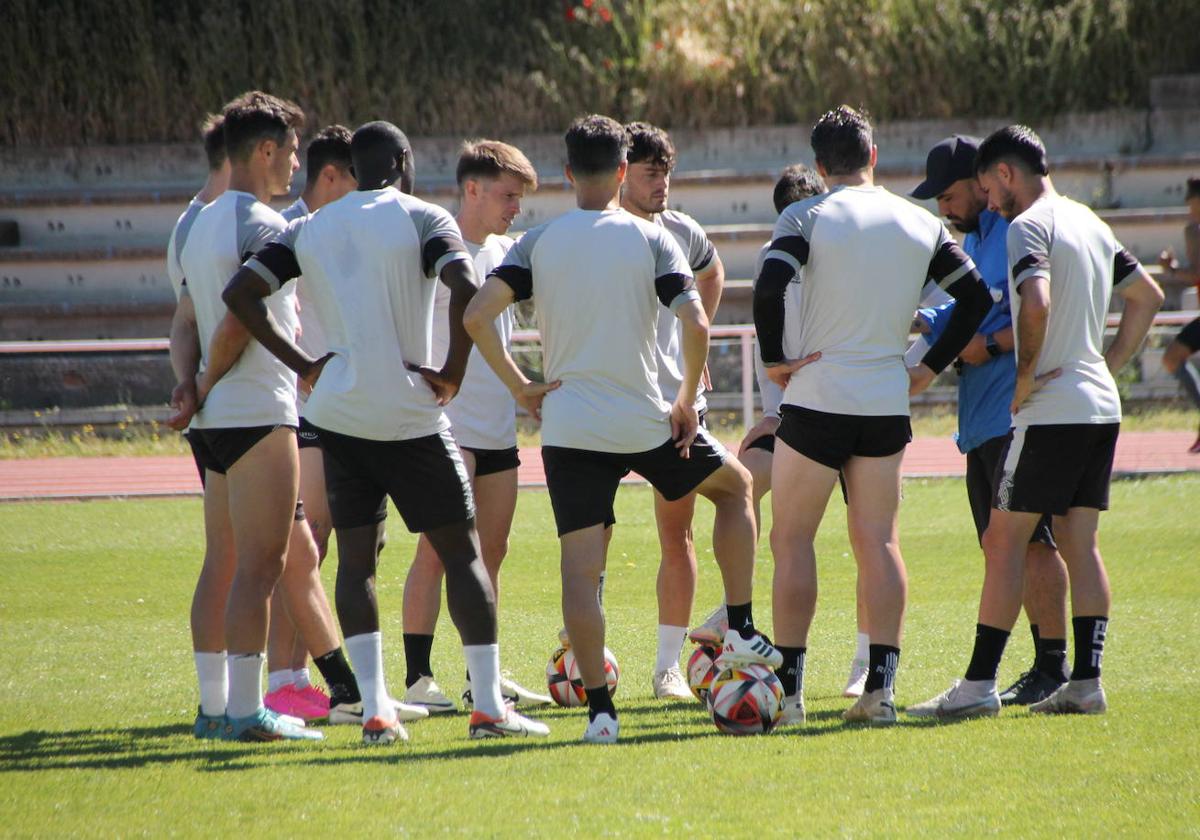 Chiapas dando indicaciones a sus jugadores en la última sesión de entrenamiento en Las Pistas.