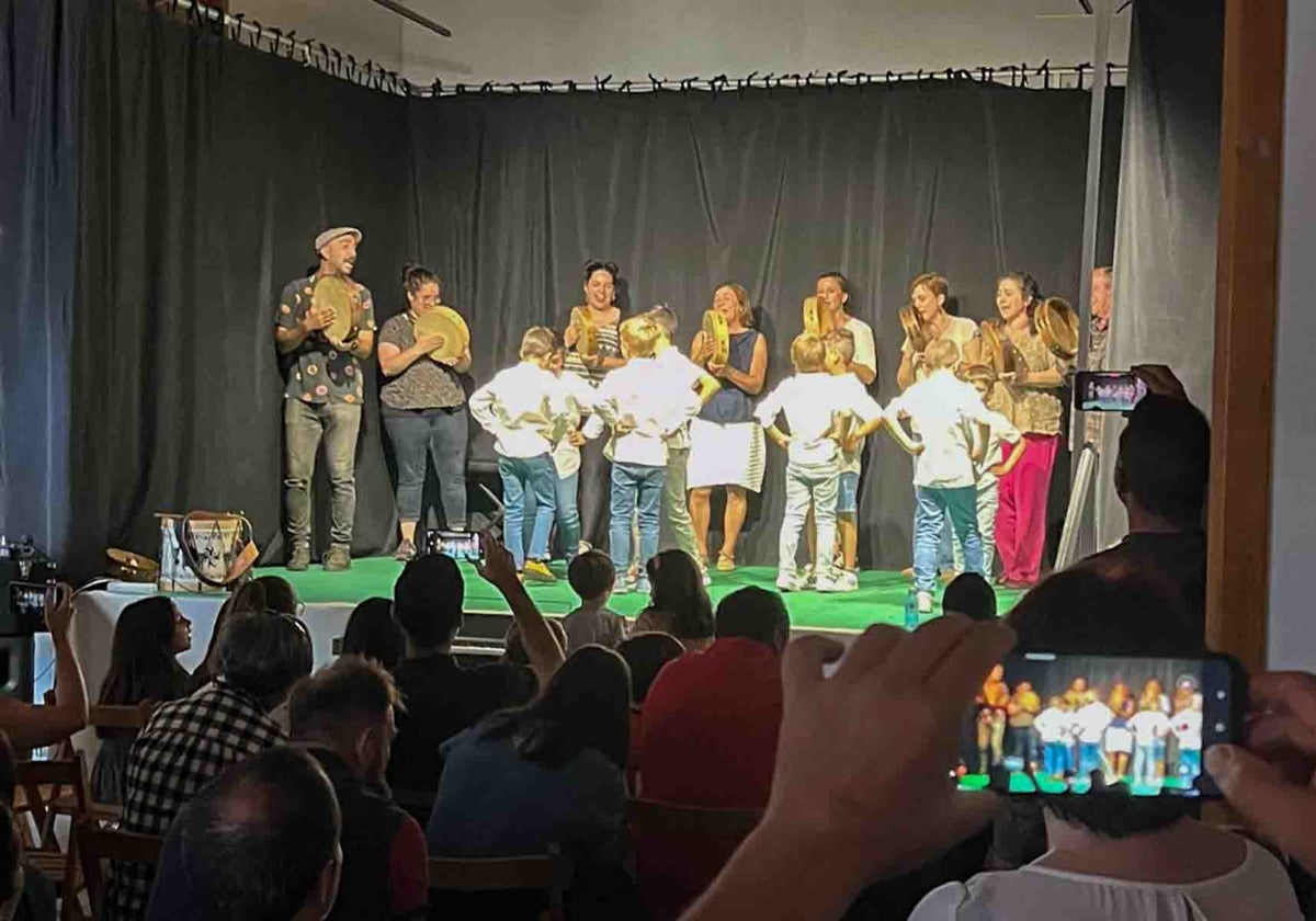 Imagen de una antigua cita de fin de curso de la escuela de música de Aldeatejada.