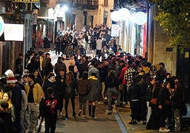 Jóvenes de fiesta en una céntrica calle de Salamanca.