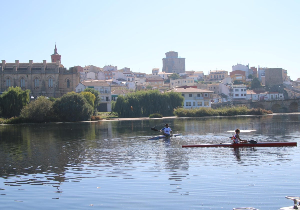 Dos piragüistas en el río Tormes a su paso por la villa ducal.